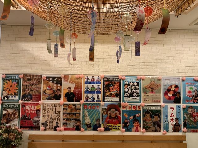 掲示物 掲示物 壁には様々なポスターが貼られ、季節感が感じられる装飾が施されています。柔らかな雰囲気を楽しめます。