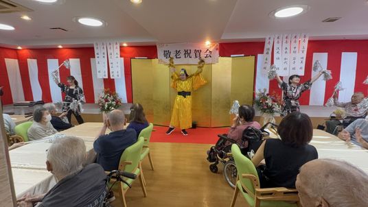 活気ある宴会の部屋