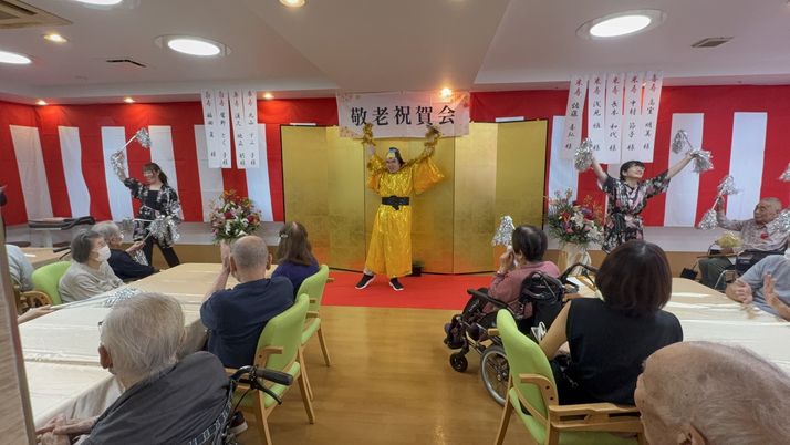活気ある宴会の部屋