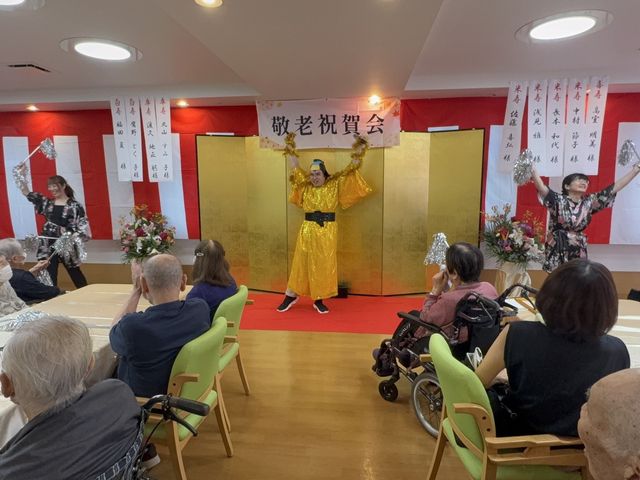活気ある宴会の部屋 多目的室 楽しいイベントが行われており、参加者たちが一緒に盛り上がっています。施設での交流が楽しめます。