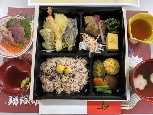 色鮮やかな料理のテーブル