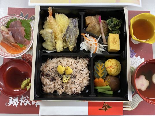 色鮮やかな料理のテーブル