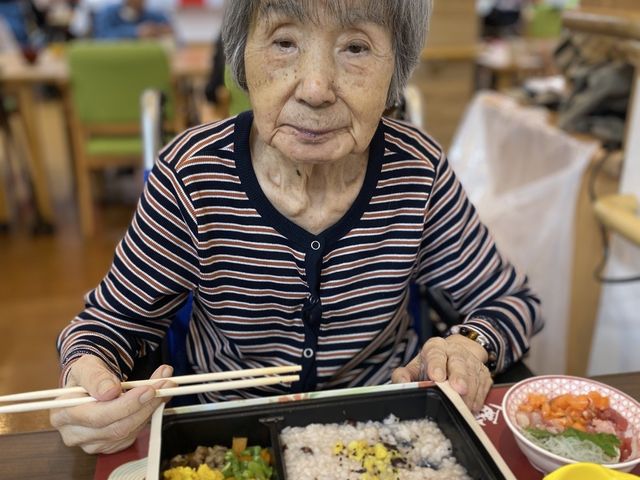 豊かな食の場面 食堂 美味しそうな料理がテーブルに並び、明るい雰囲気で食事を楽しむことができます。