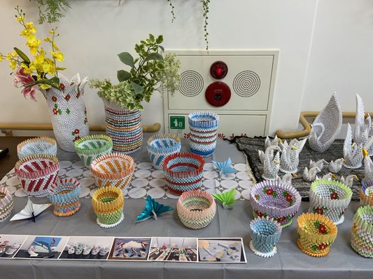 色鮮やかな折り紙作品が飾られた多目的室