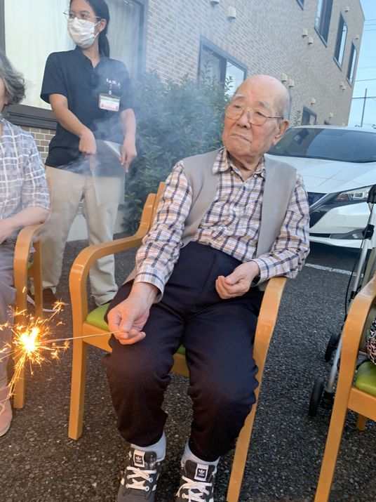 外で手持ち花火を楽しむ様子