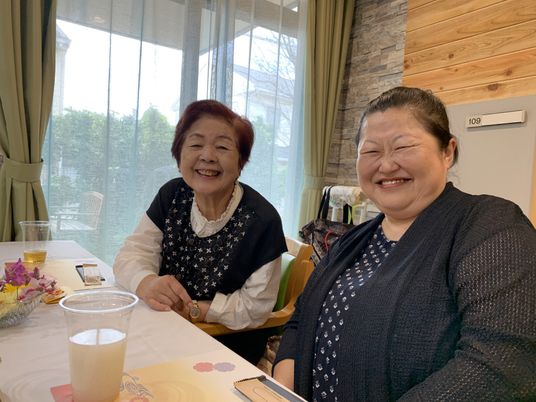 楽しそうに話す女性たち居室