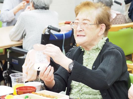 楽しく過ごす様子の食堂