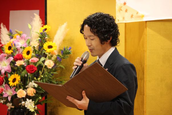 スピーチをする人