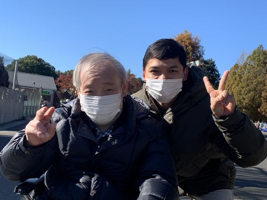 自然の中でくつろぐ様子