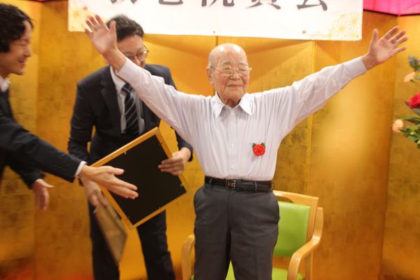 笑顔の高齢者とスタッフ