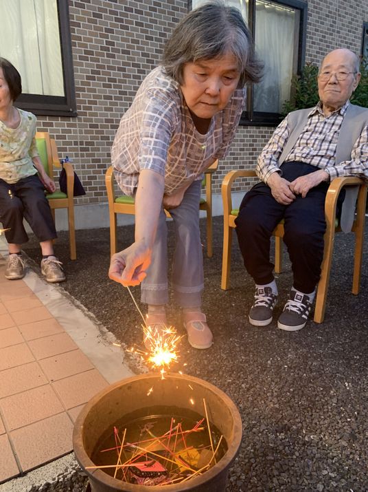 火花を楽しむ高齢者