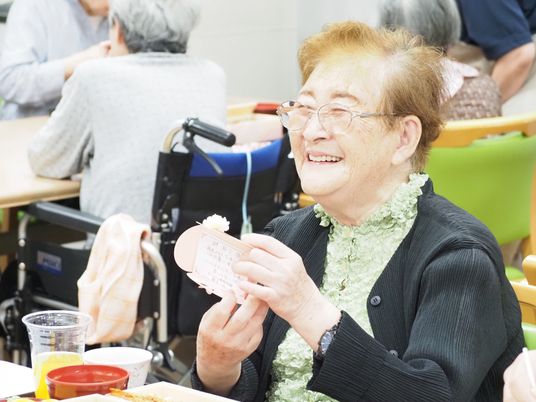 笑顔の高齢女性、ダイニングルーム