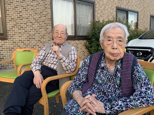 日差しの差し込む庭