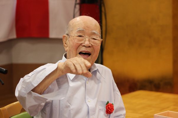 笑顔の男性がいる室内