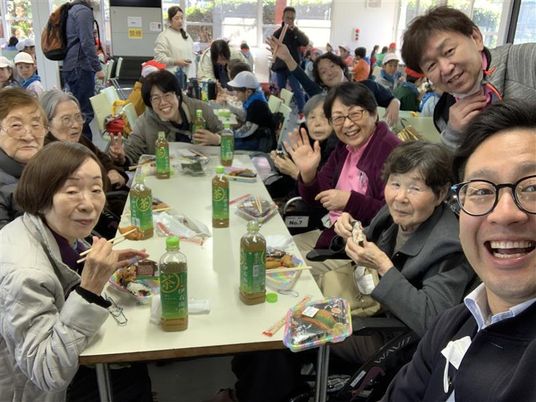 人々が楽しむダイニング