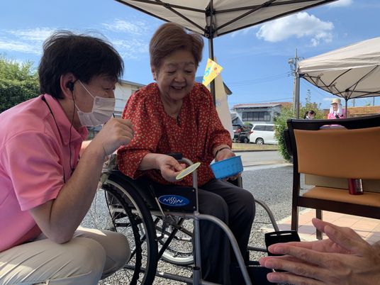 車椅子の方へ会話する様子