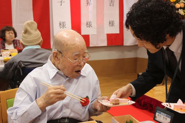 楽しむ高齢者と職員