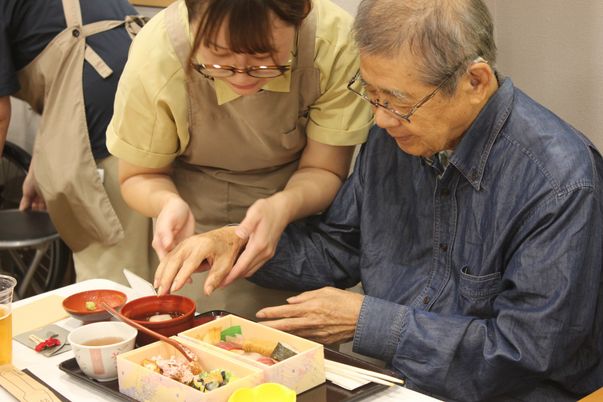 食事を手伝う風景