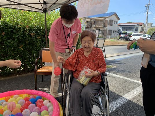 楽しむ車椅子の女性
