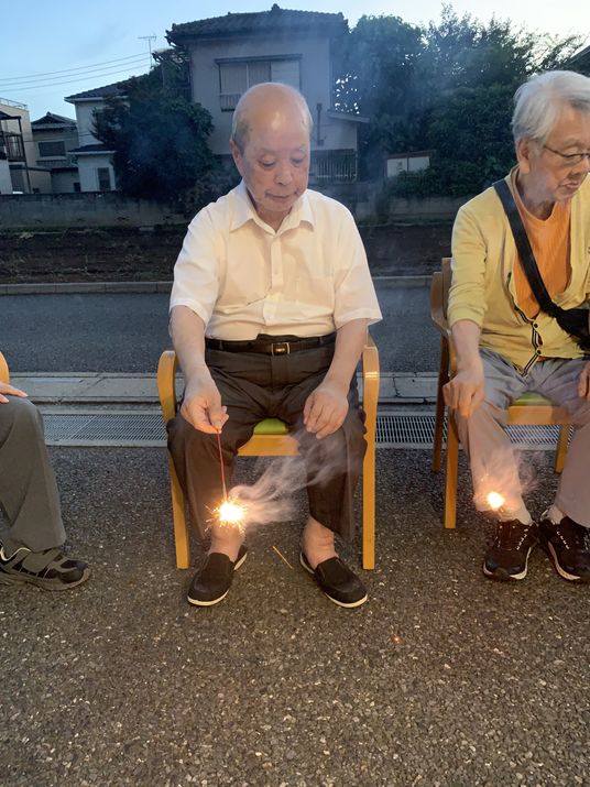 楽しむ高齢者たち