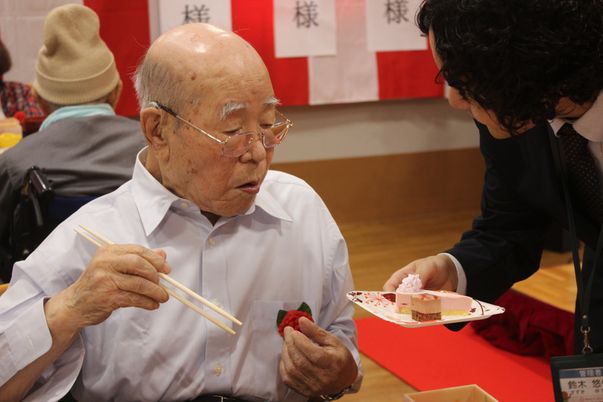 食事を楽しむ様子の居室