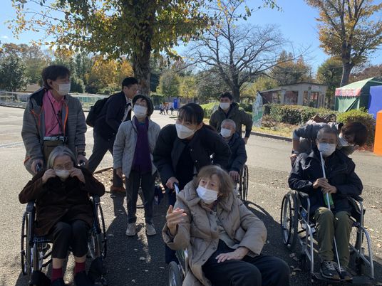 車椅子利用者が楽しむ中庭