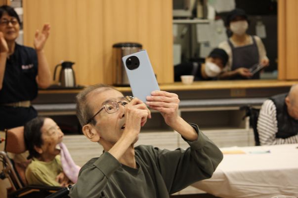 利用者がスマホ操作中の食堂