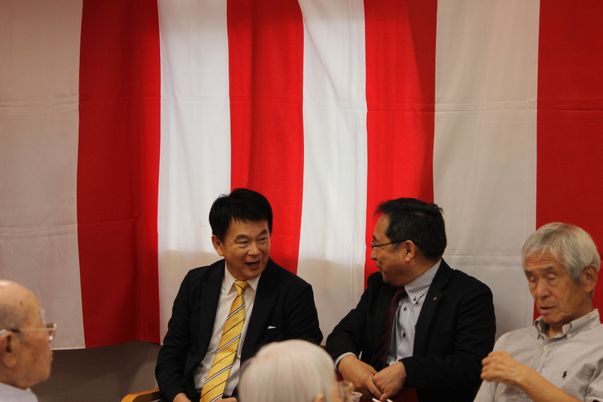 談笑する人々が集う室内