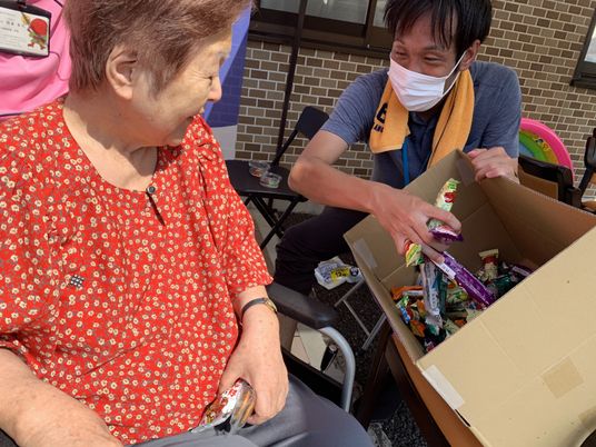 お菓子を配る様子