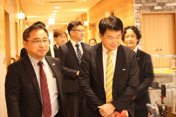 関係者が集う廊下