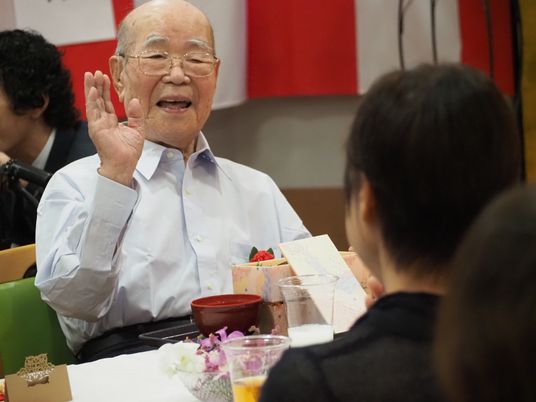 利用者が談笑するテーブル