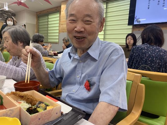 食事を楽しむ様子の食堂