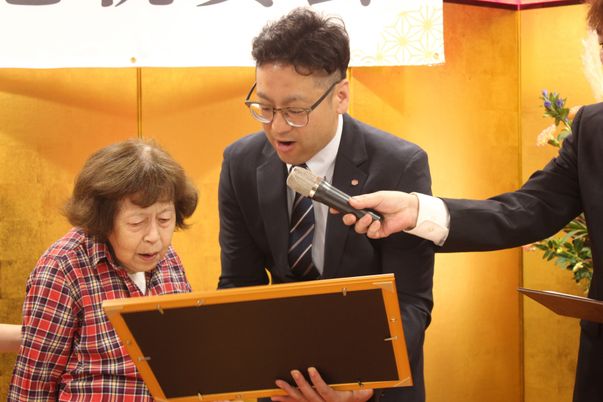 表彰を受ける人々