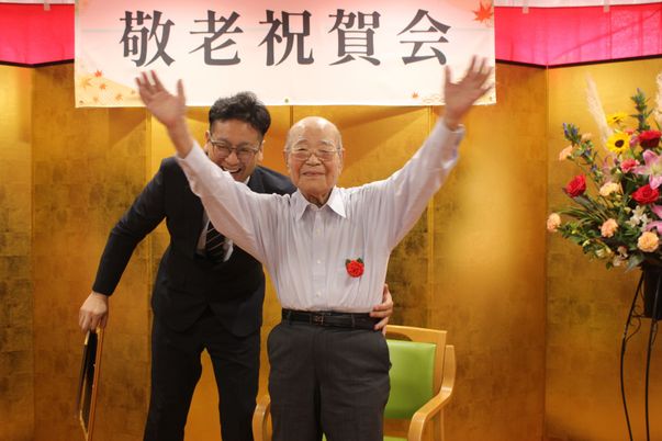 笑顔の二人の様子