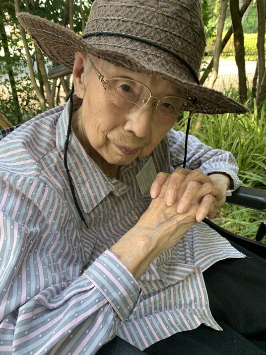 庭で休む様子