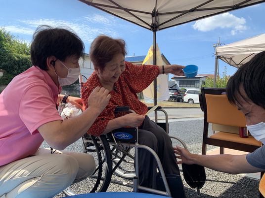楽しむ様子の屋外  