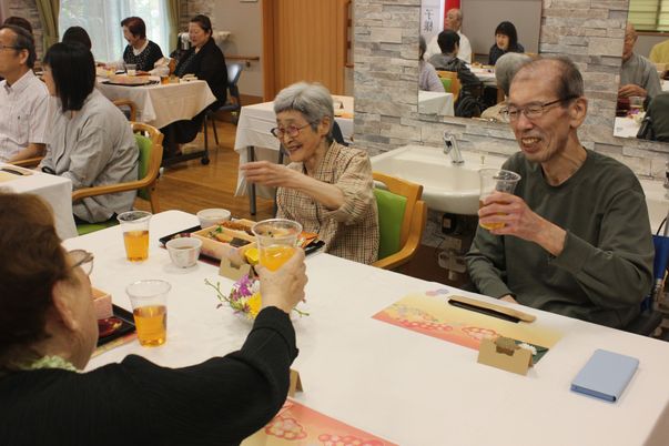 楽しげな食事会の様子