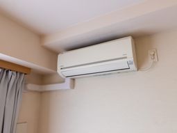 壁付けエアコンのある居室  