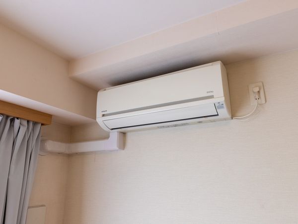 壁付けエアコンのある居室  