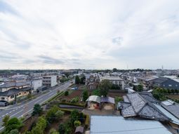 街並みを望む外観  