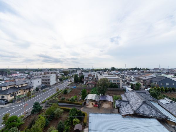 街並みを望む外観  