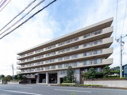 外観の見える建物前  