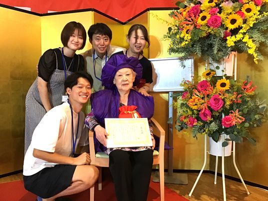 笑顔のスタッフと利用者の様子