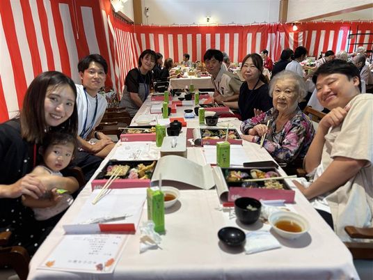 賑やかなダイニングルーム