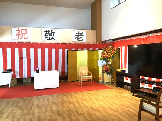 祭壇と装飾のある室内