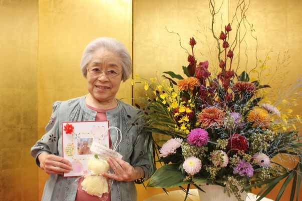 笑顔の人物と花飾り