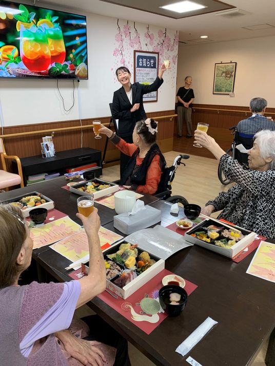 歓談を楽しむ食堂