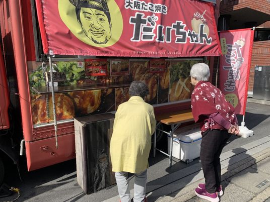 屋外で働くスタッフイメージ