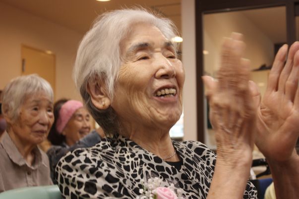 笑顔の高齢者の様子