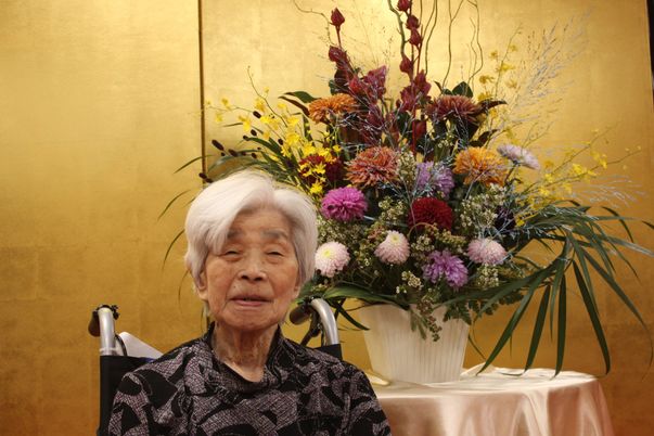華やかな花飾りの部屋